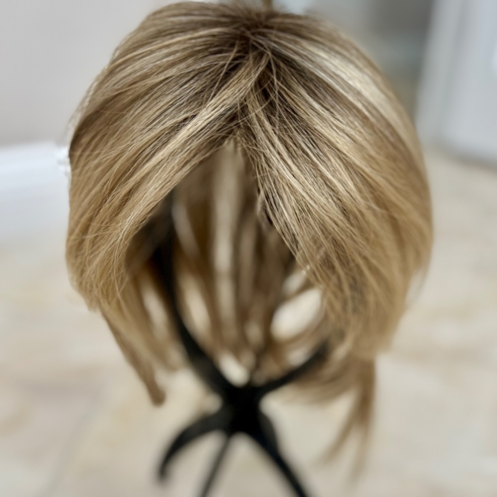 Blonde Short Layered Women's Wig - Lightweight Stylish Look